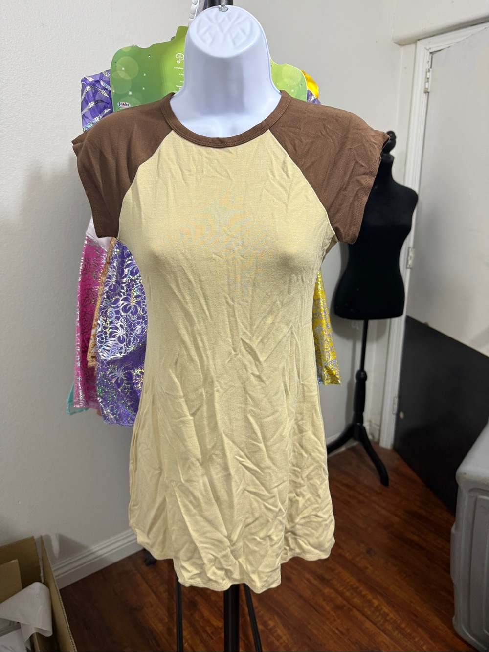 Holster casual Two-Tone Raglan Tee Dress in Cream and Brown
